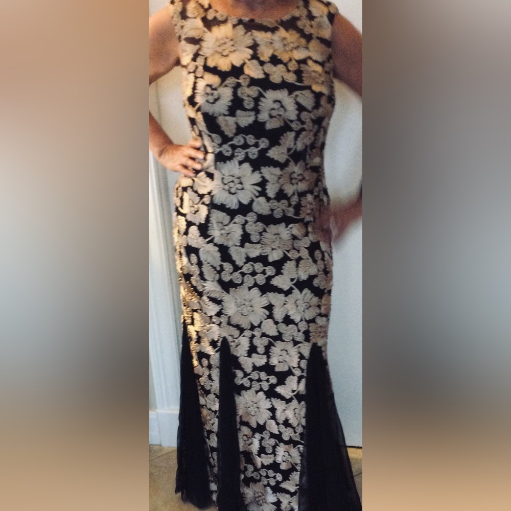 ALEX EVENINGS-EXQUISITE EVENING GOWN BROCADE BLACK  & BEIGE FULLY LINING.